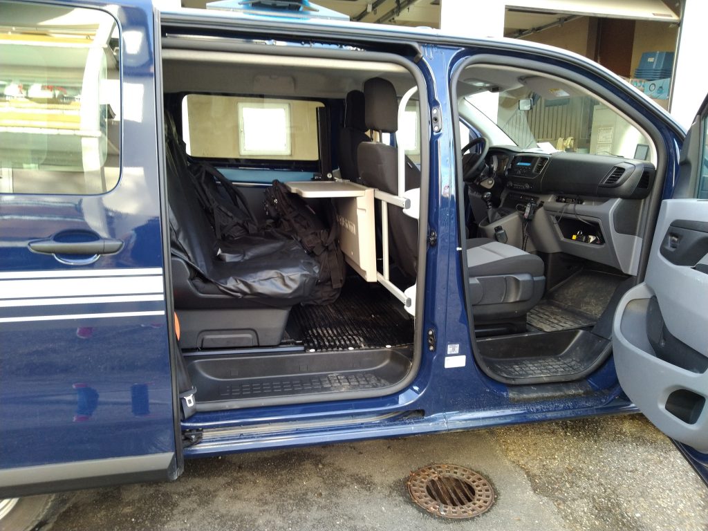 L'intérieur du véhicule de gendarmerie.