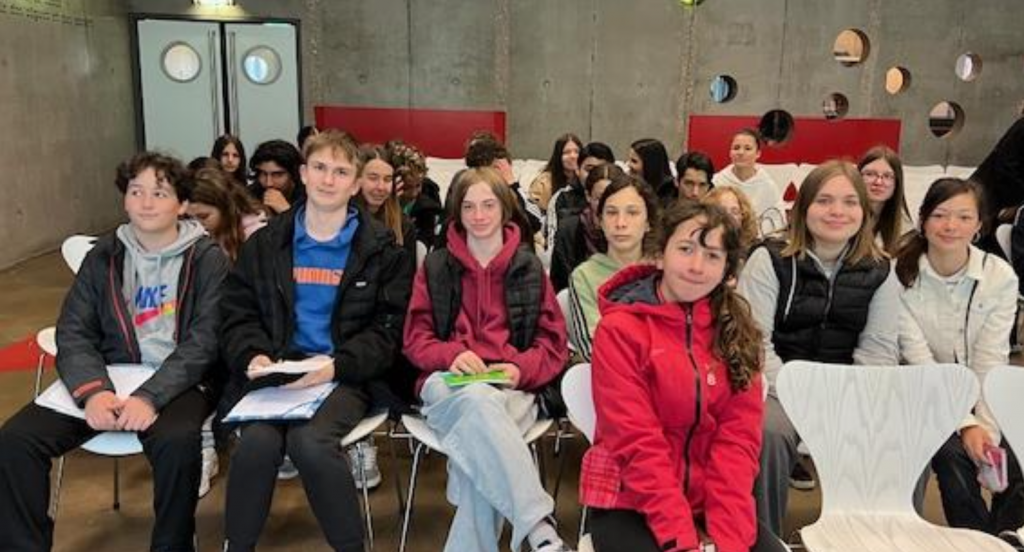 la classe de 4e assise pendant la rencontre d'auteurs.